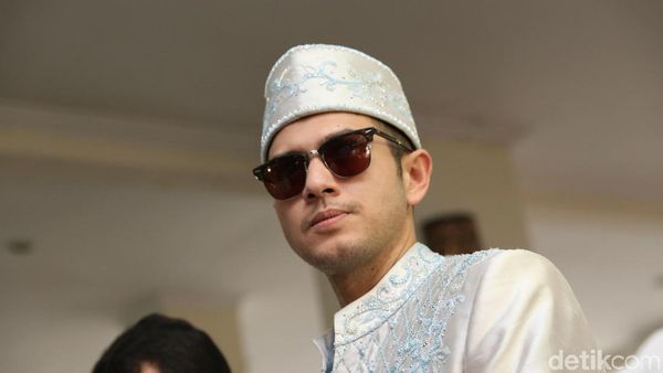 Gaya Rifky Balweel Berkacamata Hitam saat Tiba di Lokasi Pernikahan