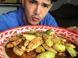 Pria Tampan Pamer Foto Bareng Makanan dan Inspirasi Dapur Mungil