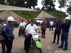 Naik Motor Trail, Menteri Basuki Cek Bendungan Raknamo