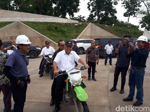 Naik Motor Trail, Menteri Basuki Cek Bendungan Raknamo Naik Motor Trail, Menteri Basuki Cek Bendungan Raknamo