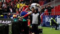 Seusai mencetak gol, striker berusia 29 tahun itu berlari ke arah tribune penonton yang ada di belakang gawang. Foto: Javier Barbancho/Reuters