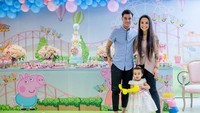 Saat menuju Barca masih menjadi spekulasi, sebuah tanda sudah diberikan oleh istri Coutinho. Aine mengunggah foto sedang berada di Barcelona akhir tahun lalu dengan wajah semringah. (instagram Aine)