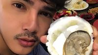Pamer Foto Bareng Makanan, Pria Tampan Ini Bikin Netizen Gagal Fokus