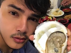 Pamer Foto Bareng Makanan, Pria Tampan Ini Bikin Netizen Gagal Fokus