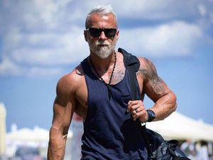 Bergaya Seperti Kakek-kakek, Pria 36 Tahun Ini Malah Dielu-elukan Netizen