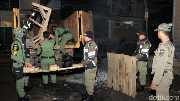 Foto: Penertiban PKL Pasar Subuh di Majalaya Bandung