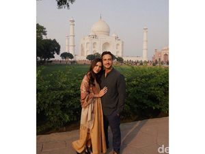 Potret Raisa dan Hamish Liburan Menikmati Taj Mahal