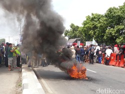 Massa Demo Pelarangan Cantrang Blokir Jalur Lingkar Kota Tegal