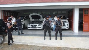Momen KPK Geledah Rumah Bupati HST Kalsel, Temukan Deretan Mobil Mewah