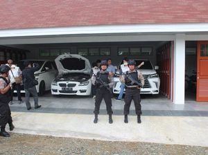 Momen KPK Geledah Rumah Bupati HST Kalsel, Temukan Deretan Mobil Mewah
