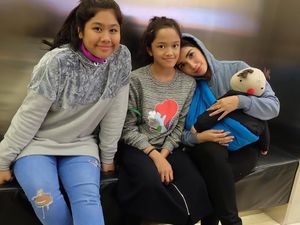 Cerita Ussy Sulistiawaty tentang Usia Anaknya yang Terpaut Jauh