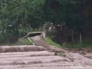 Banjir di Situbondo, Jembatan Ambruk dan Seorang Warga Tewas Hanyut