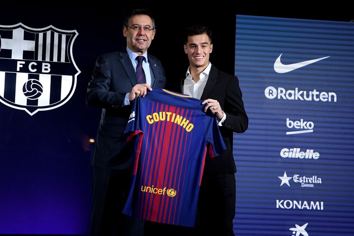 BARCELONA, SPAIN - JANUARY 08:  New Barcelona signing Philippe Coutinho (R) and Josep Maria Bartomeu, President of Barcelona (L) pose with his shirt at Camp Nou on January 8, 2018 in Barcelona, Spain. The Brazilian player signed from Liverpool, has agreed a deal with the Catalan club until 2023 season.  (Photo by David Ramos/Getty Images)