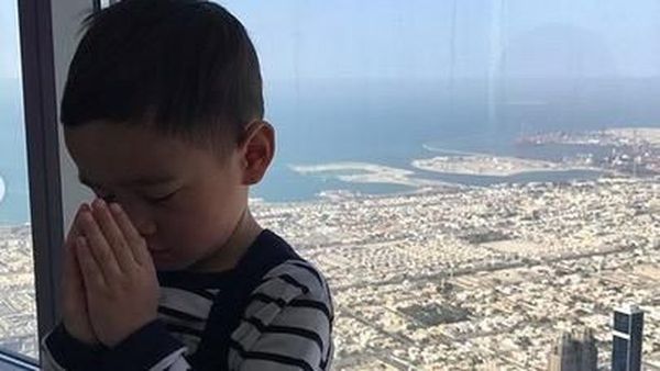 Foto: Gaya Rafatar di Gedung Tertinggi Sedunia, Bikin Gemas!