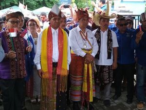Pakai Baju Adat, Benny K Harman Daftar Cagub ke KPUD NTT