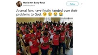 Kesulitan di Premier League dan kini terdepak dari Piala FA, para penggemar Arsenal diyakini sudah menyerahkan nasib klub sepenuhnya ke Tuhan. (Foto: Screenshot Twitter)