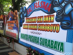 Muncul Karangan Bunga Tolak Cawagub, Ini Respons Risma