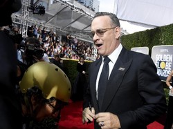 Ada-ada Saja! Tom Hanks Jadi Pelayan di Ajang Golden Globe 2018
