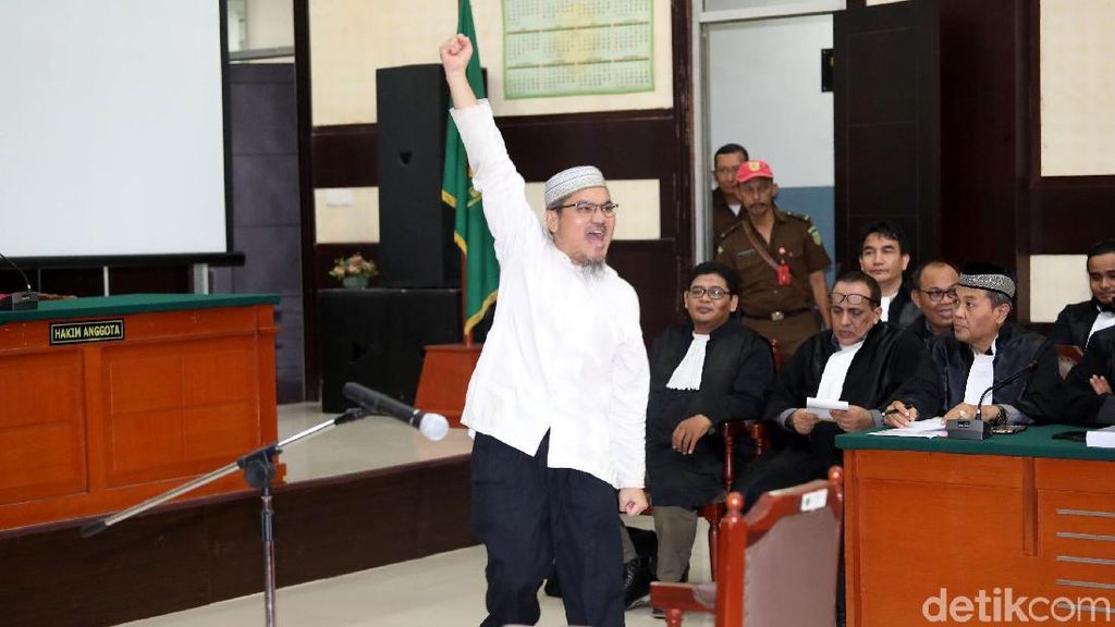 Foto: Pekikan Takbir Jonru di Sidang Dakwaan Foto: Pekikan Takbir Jonru di Sidang Dakwaan