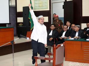 Foto: Pekikan Takbir Jonru di Sidang Dakwaan