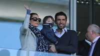 Kiper Juventus, Gianluigi Buffon, berpisah dengan Alena Seredova pada 2014, usai dinikahi pada 2011 dan memberinya dua anak dari hubungannya sejak 2005. Kini Buffon punya gandengan baru yakni Ilaria DAmico dan baru bertunangan pada musim panas 2017. (Foto: Valerio Pennicino/Getty Images)