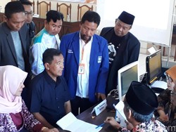 Daftar ke KPUD, Mahfudoh Siap Lanjutkan Program Kang Yoto