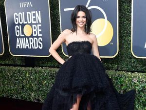 Tampil Pertama Kali di Golden Globe, Kendall Jenner Malah Dibully Tampil Pertama Kali di Golden Globe, Kendall Jenner Malah Dibully