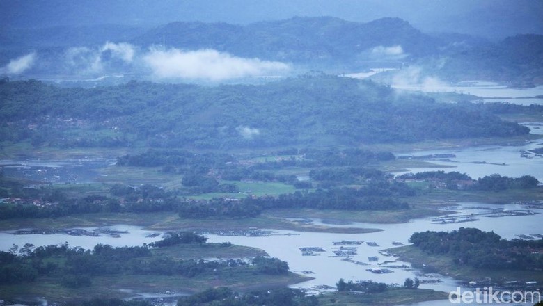 Spot menikmati pemandangan Sungai Citarum dari ketinggian (Wisma Putra/detikTravel) Spot menikmati pemandangan Sungai Citarum dari ketinggian (Wisma Putra/detikTravel)