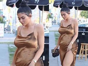 Kylie Jenner Disebut Sebagai Ibu Pengganti Bayi Kim K