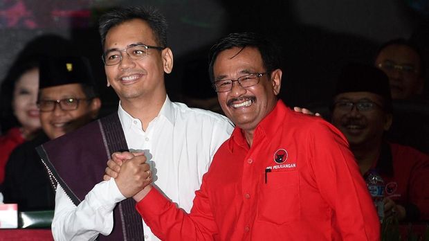 Bakal calon Gubernur dan Wakil Gubernur Sumut Djarot Saiful Hidayat (kanan) dan Sihar Sitorus berjabat tangan saat pengumuman cagub-cawagub yang diusung PDIP di kantor DPP PDIP, Lenteng Agung, Jakarta Selatan, Minggu (7/1).