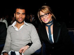 Juni 2015, Ashley Cole dan Cheryl Tweedy naik pelaminan. Mulai dari tukang bunga sampai desainer untuk baju pernikahannya, Cheryl memakai jasa langganan keluarga David Beckham. Maka pengeluarannya pun tak sedikit, sampai 1 juta dollar (Rp14,5 miliar). Foto: Gareth Cattermole/Getty Images