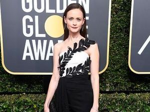 Tanpa Gaun, 10 Aktris Ini Tetap Menawan Pakai Celana di Golden Globes 2018 Tanpa Gaun, 10 Aktris Ini Tetap Menawan Pakai Celana di Golden Globes 2018