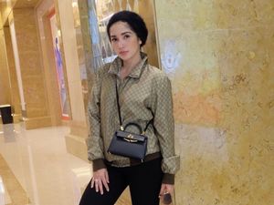 8 Gaya Ussy Sulistiawaty & Putrinya Pakai Gucci hingga Hermes Saat Liburan