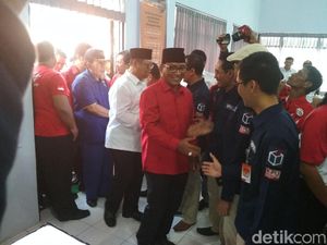 Daftar ke KPU, Bupati Petahana Diarak 1.000 Pendukung Daftar ke KPU, Bupati Petahana Diarak 1.000 Pendukung