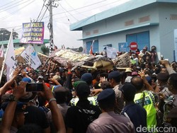 Aksi Nelayan Lamongan Tolak Larangan Cantrang Diwarnai Aksi Dorong