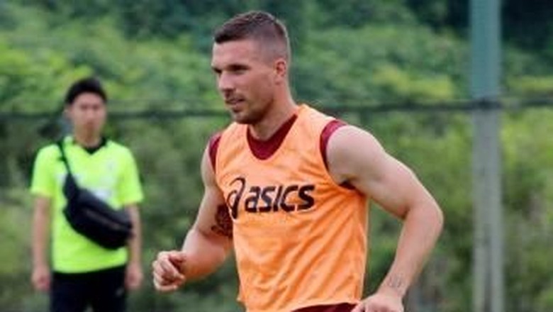 Lukas Podolski Buka Kedai Kebab, 1.000 Fans Langsung Antre Lukas Podolski Buka Kedai Kebab, 1.000 Fans Langsung Antre