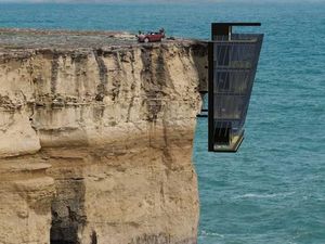 Ngeri! Rumah Ini Ada di Tepi Jurang, Berani Tinggal?