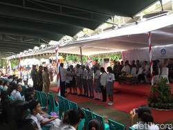 Tiba di Kupang, Jokowi dan Iriana Langsung Bagi-bagi Kartu Sakti