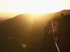 Begini Nih Teknik Belajar Olahraga Slackline untuk Pemula