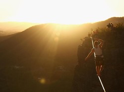 Begini Nih Teknik Belajar Olahraga Slackline untuk Pemula