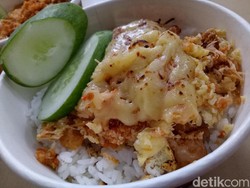 Ayam Keprabon: Mencicip, Ayam Geprek Berselimut Sambal Rawit dan Keju Leleh!