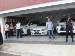 16 Mobil Mewah-Moge Bupati HST Tiba di Tj Priok