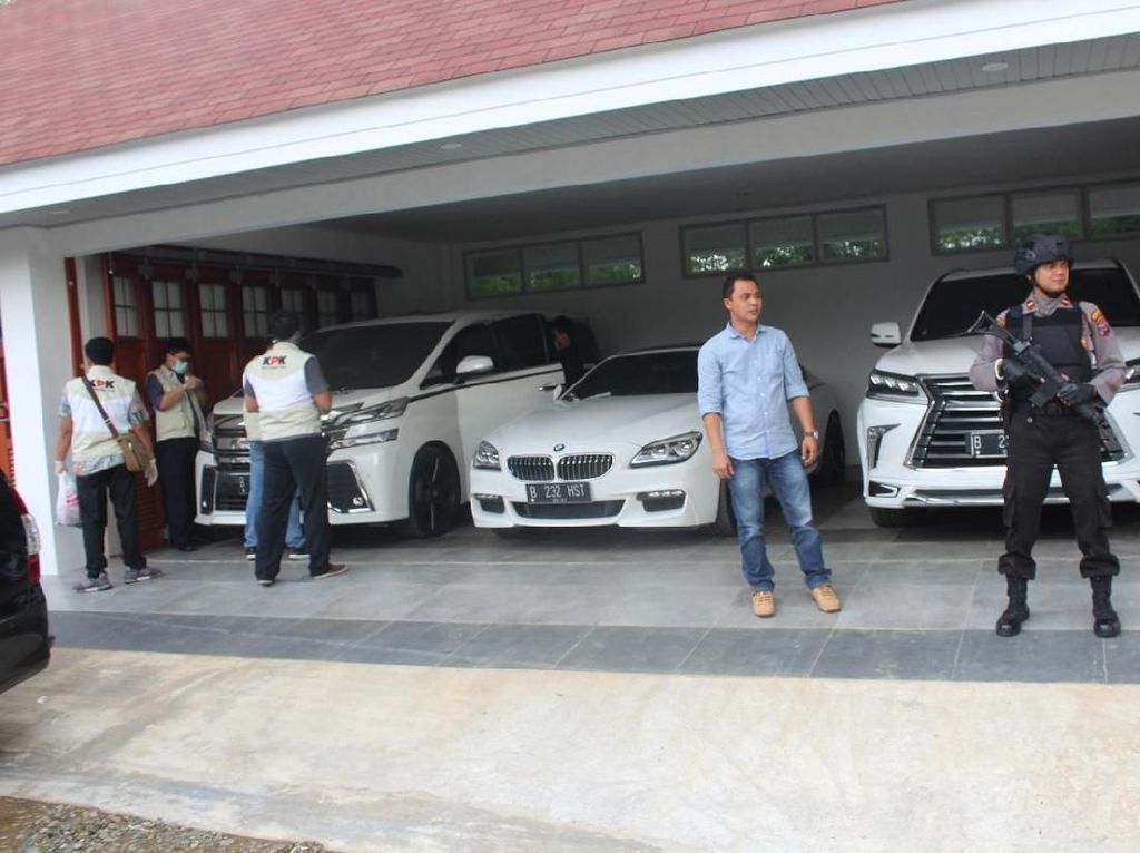 16 Mobil Mewah-Moge Bupati HST Tiba di Tj Priok 16 Mobil Mewah-Moge Bupati HST Tiba di Tj Priok