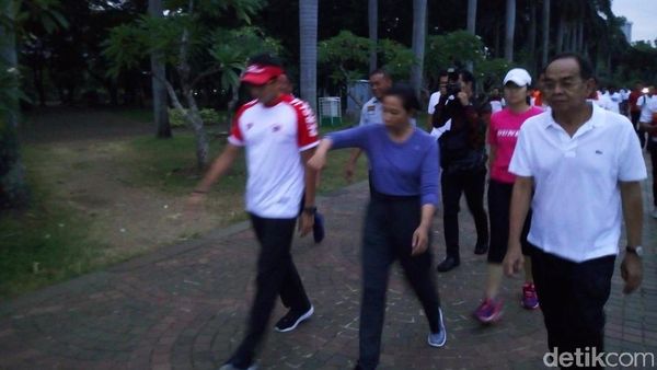 Foto: Sandi dan Menteri Rini Olahraga di Monas, Lalu Makan Bubur