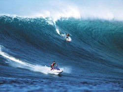 Detik-detik Surfer Aussie Tewas Dihantam Ombak Saat Surfing