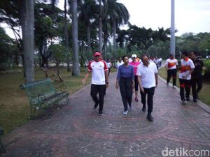Jalan Bareng Menteri BUMN di Monas, Sandiaga Bercanda Soal Musik Jalan Bareng Menteri BUMN di Monas, Sandiaga Bercanda Soal Musik