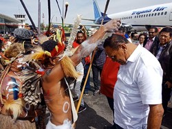 Usai Didukung PDIP, Cagub Papua JWW Menangis Saat Tiba di Wamena