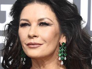 Di Usia 48, Catherine Zeta Jones Seksi Bergaun Menerawang Di Usia 48, Catherine Zeta Jones Seksi Bergaun Menerawang