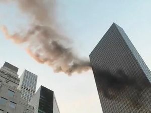 Asap Membubung dari Menara Trump di New York