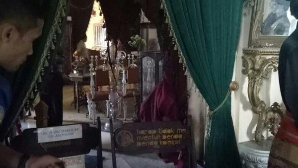 Foto: Istana Siak Akan Dibakar Orang